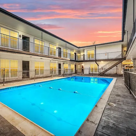 Fully Equipped 1Br With King Bed, Pool & Free Parking Apartment